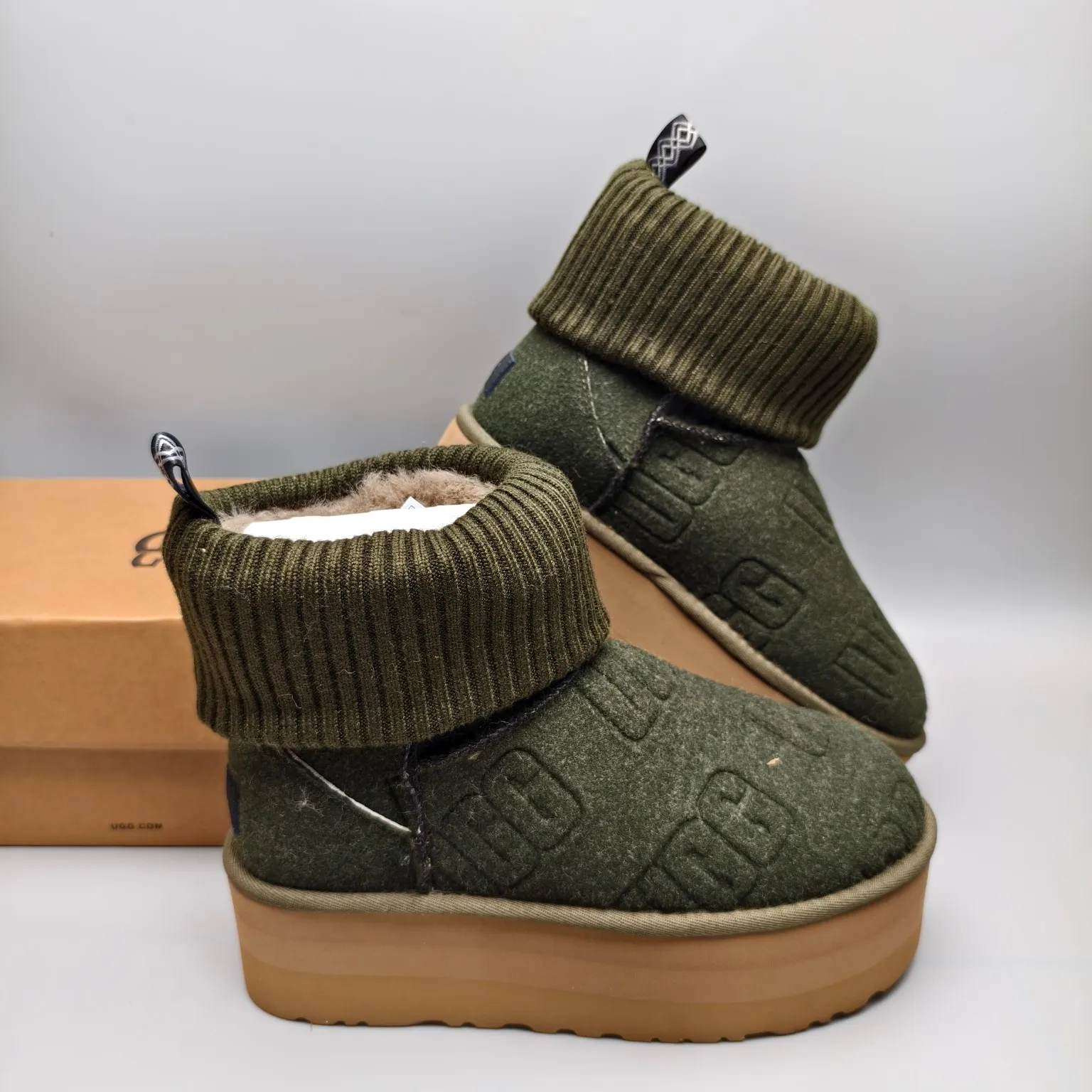 💰600 UGG sheepskin all-in-one snow boots 4047 suede LOGO wool top thick-soled boots Color: Gray Black Green Matching Size: 35-40